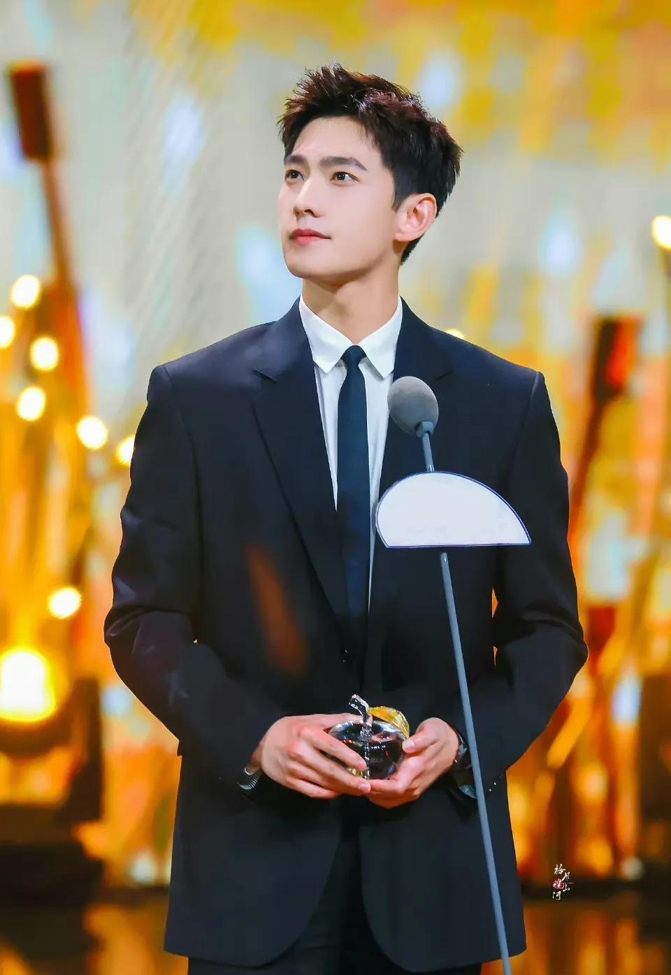 杨洋起诉百草味侵权案将开庭,究竟是怎么一回事?_在线下载网资讯