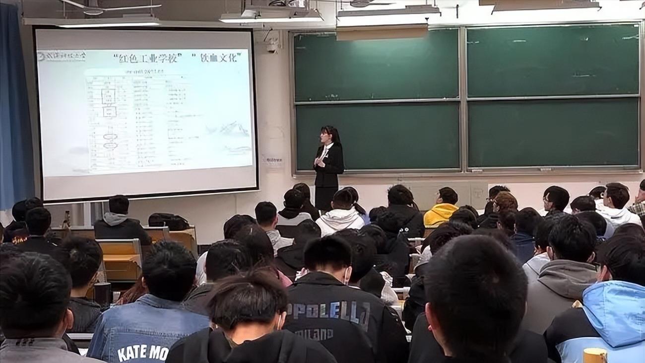 老师上课被学生从背后扇并挑衅,究竟是怎么一回事?