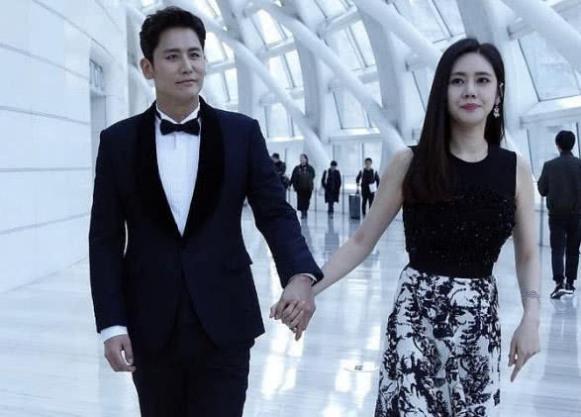 秋瓷炫于晓光一家三口现身机场