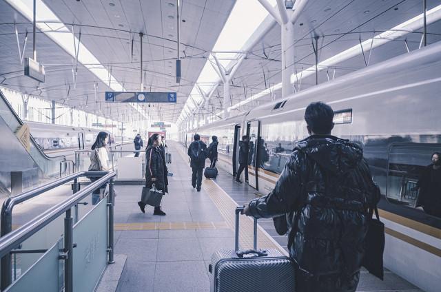 假期首日火车站:大排长队 堪比春运,究竟是怎么一回事?