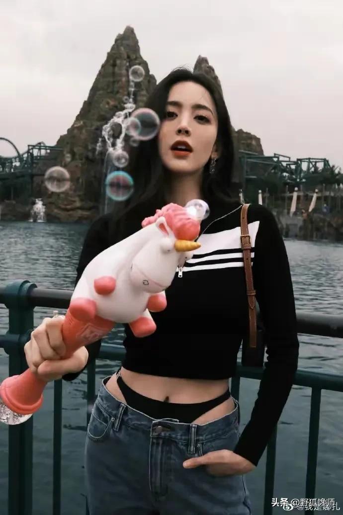 娜扎回应穿比基尼裤子逛环球影城,究竟是怎么一回事?