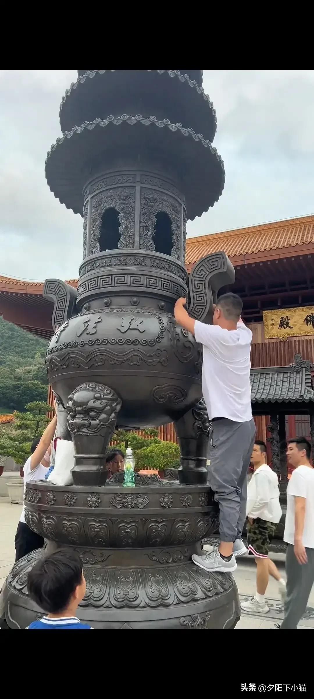 大人带娃攀爬许愿塔,究竟是怎么一回事?