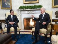 拜登与岸田文雄合影犯迷糊背对镜头,究竟是怎么一回事?
