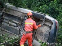 湖北宜昌一旅游大巴车疑发生侧翻,究竟是怎么一回事?