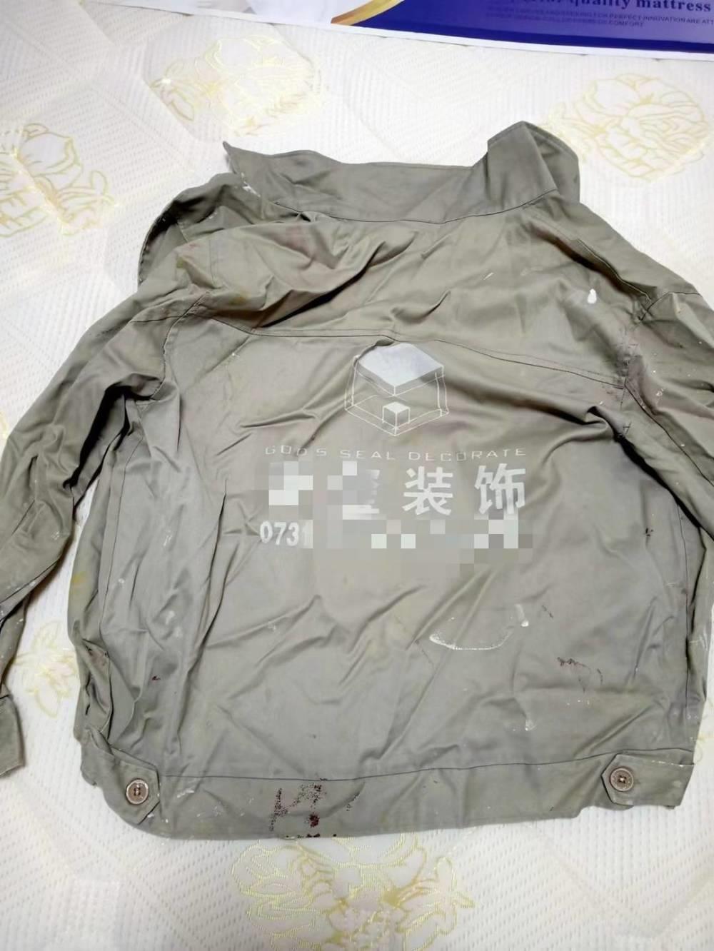 穿工作服维权，油漆工被指控“披麻戴孝”遭拘，警方：开展全面核查