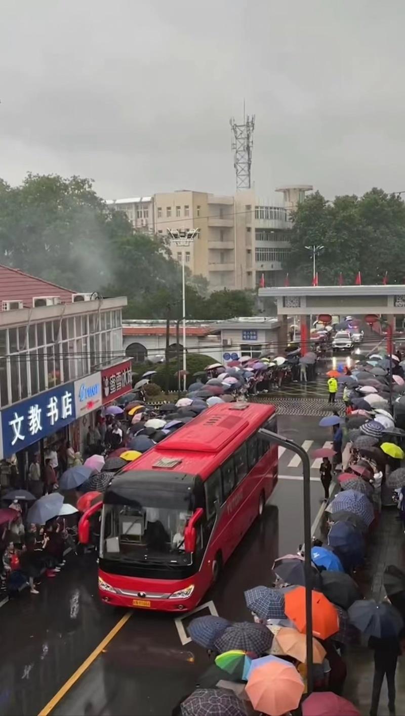 自带流量的安徽毛坦厂中学：熟悉的“经典送考”画面又回来了