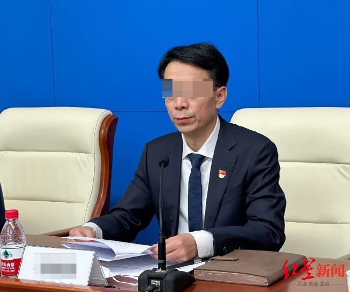 网传“牵手门”女子与研究生导师是亲属，学校：导师本人不在意，但保留对造谣者追责的权利