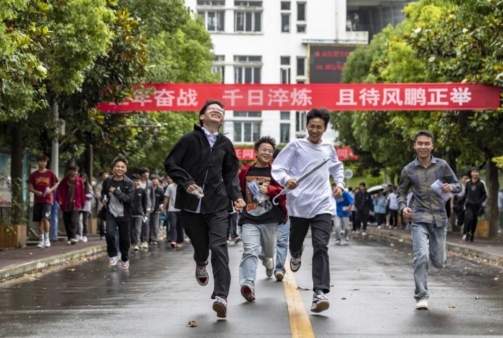 别人都考完了，为啥浙江高考考四天