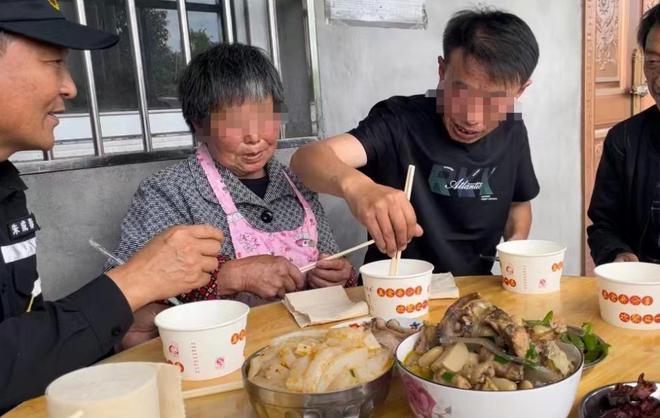 独生儿负气出走近十年后回家:父亲已在自责中离世,要陪母亲过好以后每一天