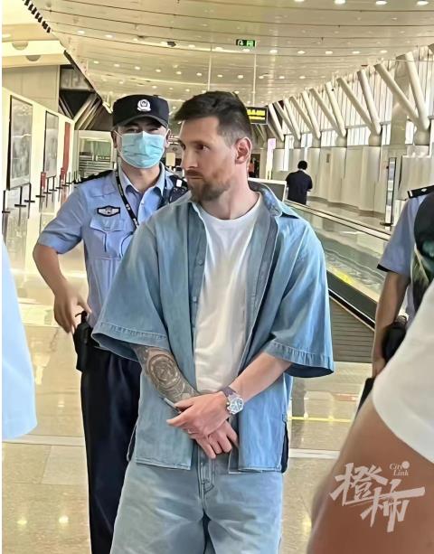 梅西被扣在机场？带错了护照，网传30万可以合影，官方：小心被骗