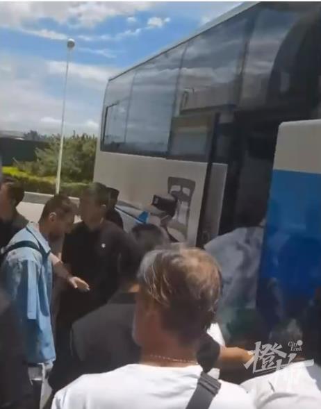 梅西被扣在机场？带错了护照，网传30万可以合影，官方：小心被骗