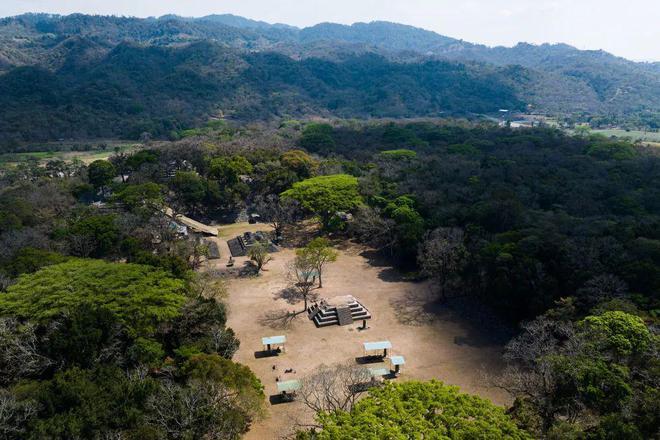 洪都拉斯总统抵达北京 三军仪仗队在机场举行欢迎仪式