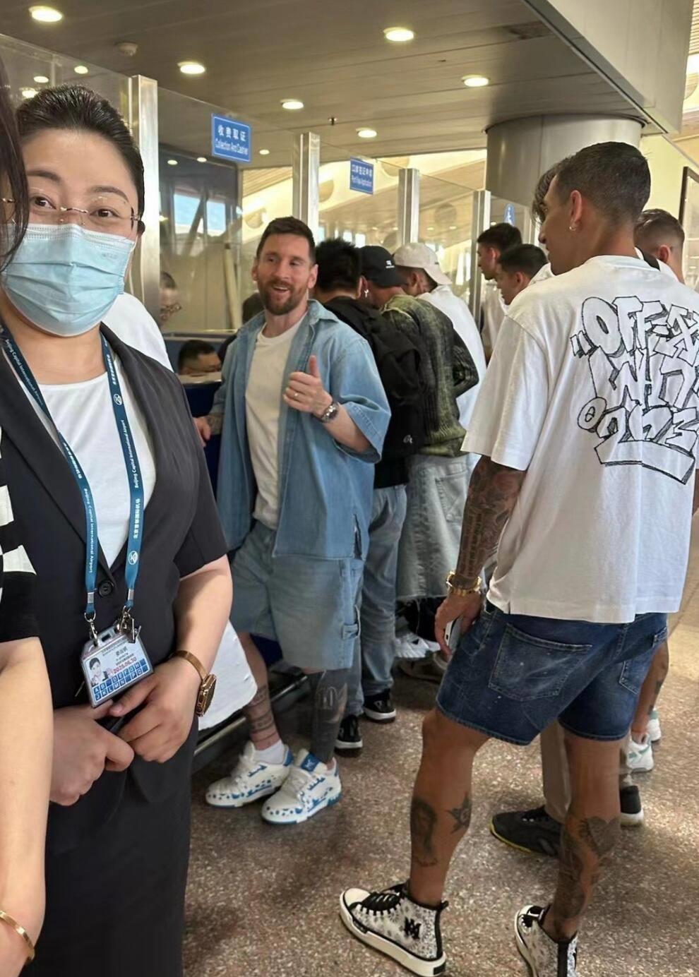 球迷气疯！等半天看梅西，工作人员却拉幕布遮挡 全场狂骂主办方