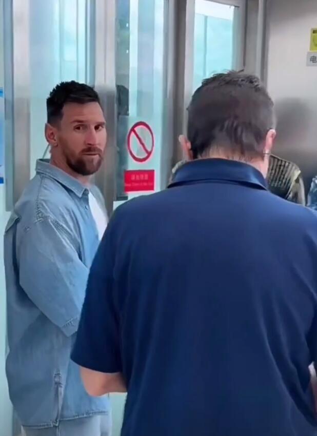 球迷气疯！等半天看梅西，工作人员却拉幕布遮挡 全场狂骂主办方