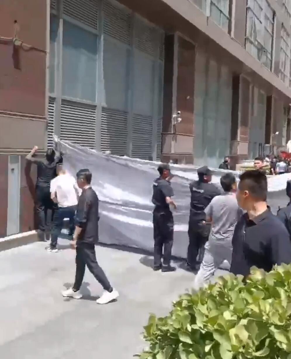 球迷气疯！等半天看梅西，工作人员却拉幕布遮挡 全场狂骂主办方