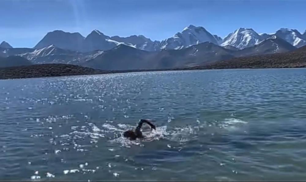 网曝一男子在木雅措湖泊游泳引质疑 甘孜文广旅局：任何人不得在高原湖泊河流游泳