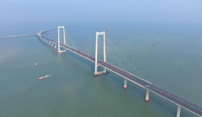 世界之最！历时5年，长约6.8公里，深中通道海底隧道成功合龙：总用钢量近32万吨，是“鸟巢”3倍