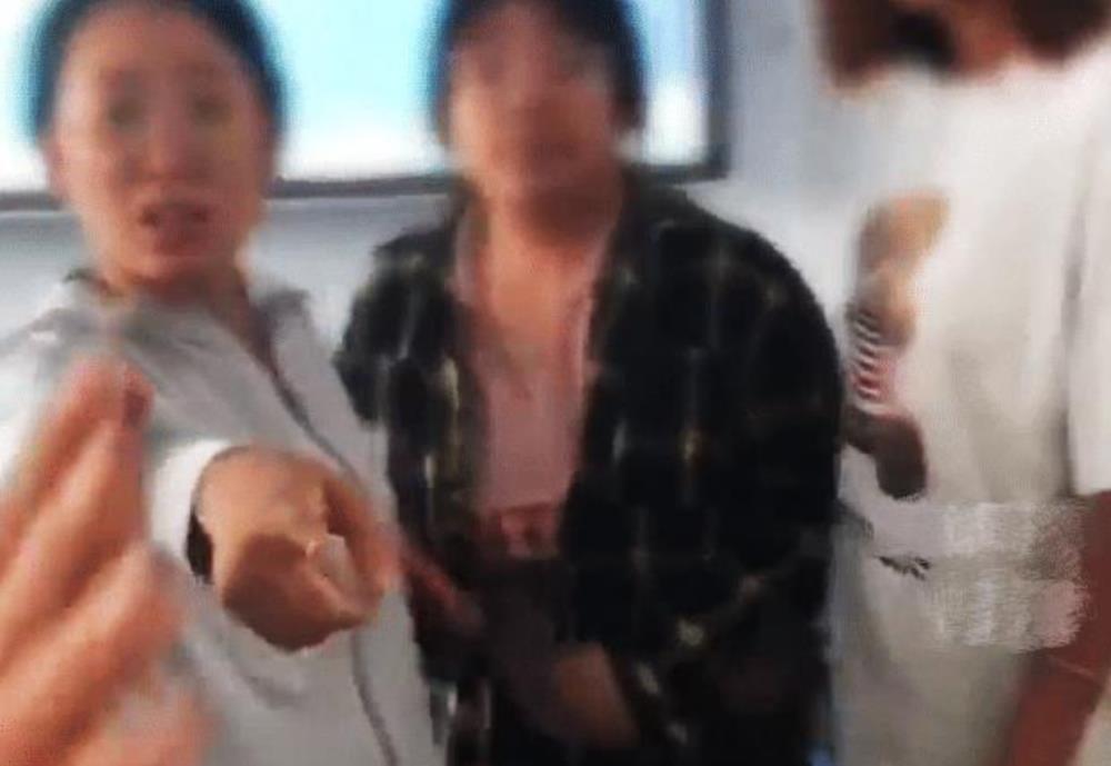 男生自曝为制止霸凌遭女生围堵辱骂，疑曝光视频账号已被封