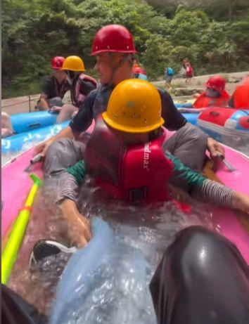 “差点淹死！全程靠自救，根本没人管我们……”湖南一景区漂流船倾翻多人受伤，相关工作人员回应橙柿