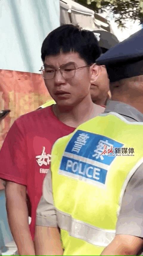 高考场外母子感动全网：妈妈是环卫工人，家中有一面奖状墙