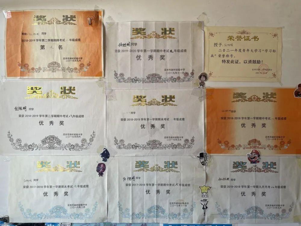 高考场外母子感动全网：妈妈是环卫工人，家中有一面奖状墙