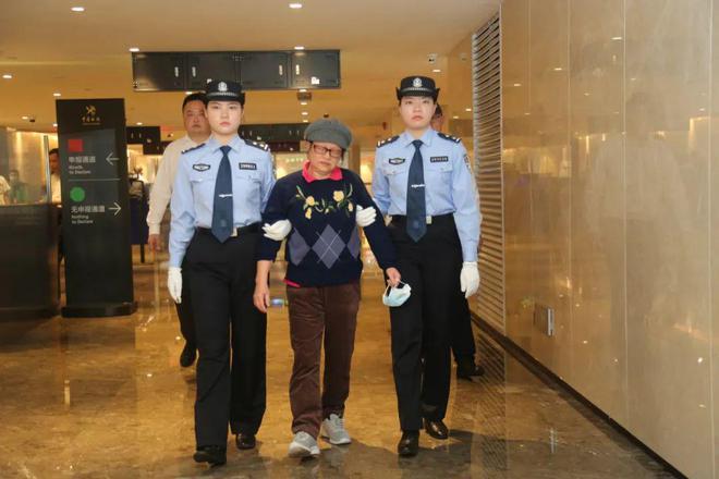 70岁的她回国投案，曾和丈夫一同敛财，案发后独自外逃