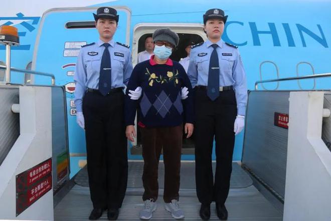 70岁的她回国投案，曾和丈夫一同敛财，案发后独自外逃