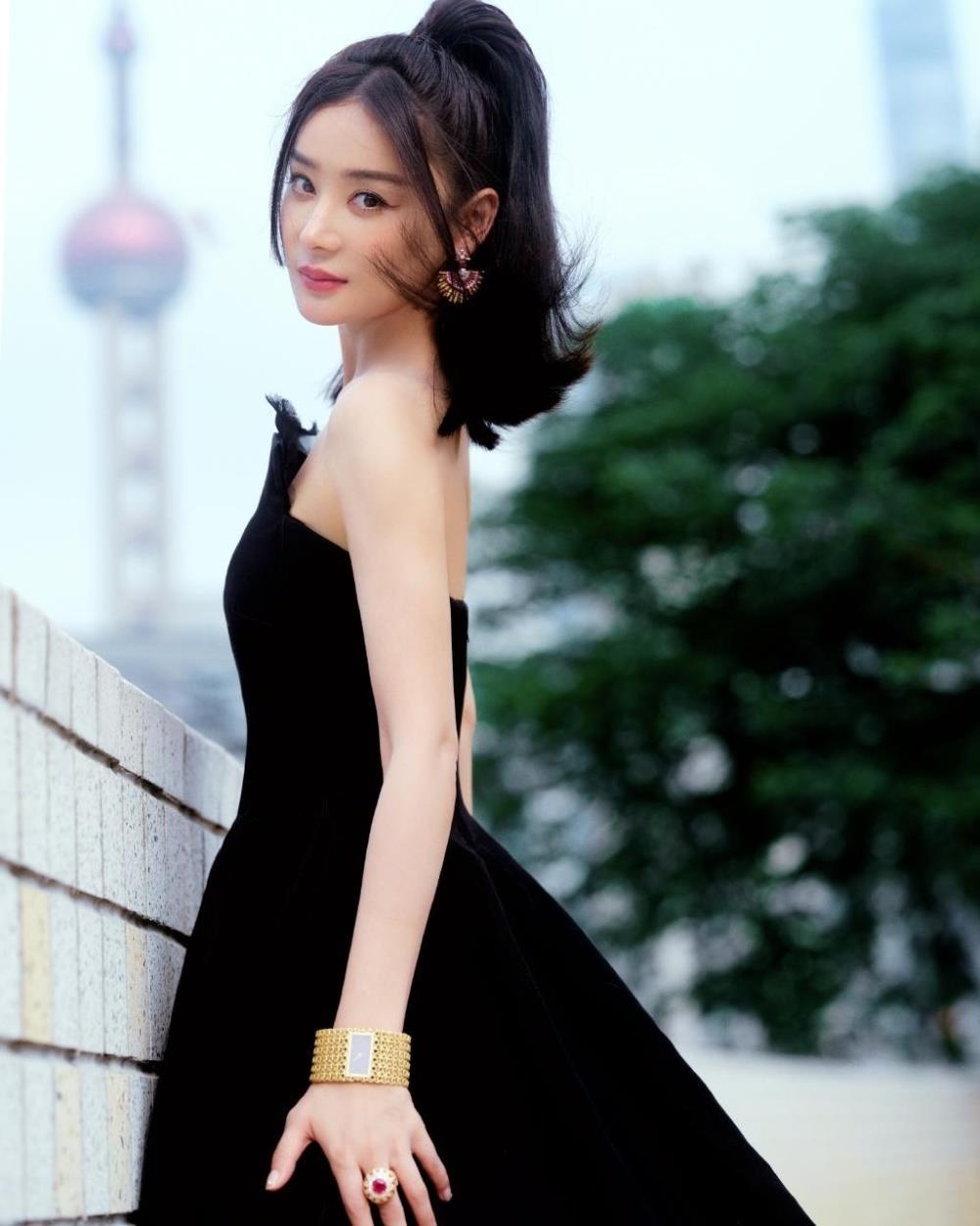 比例差?戴帽太随意?36岁袁姗姗回老家参加表弟婚礼,身材打扮遭吐槽,婚礼酒店回应:人美心善,没明星架子