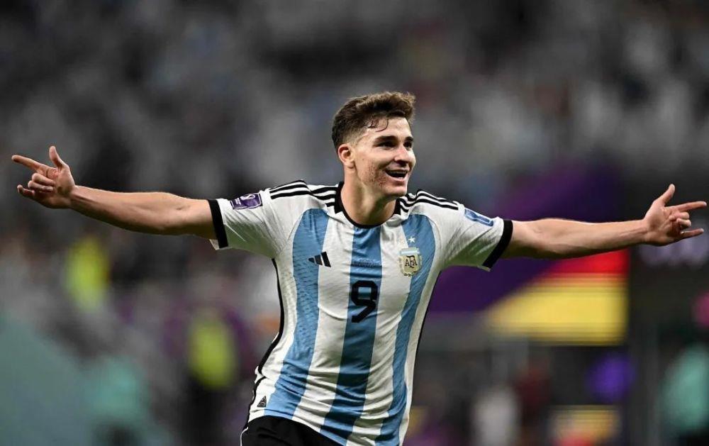 阿根廷首发曝光：全主力出战，梅西领衔超强三叉戟，只剩一个疑问