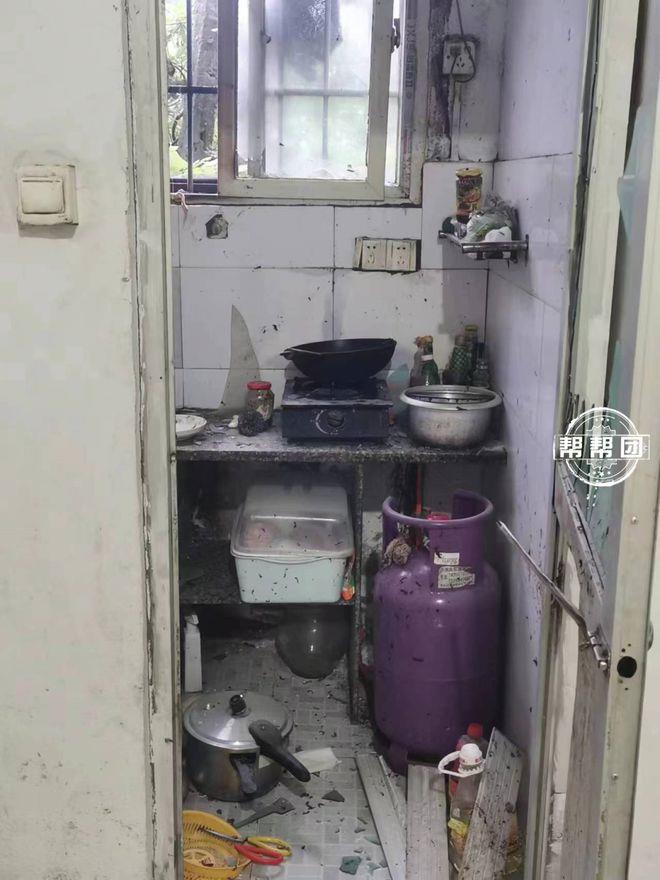 全身包满纱布的父亲躺在ICU里，用嘴型告诉女儿：先救妈妈！