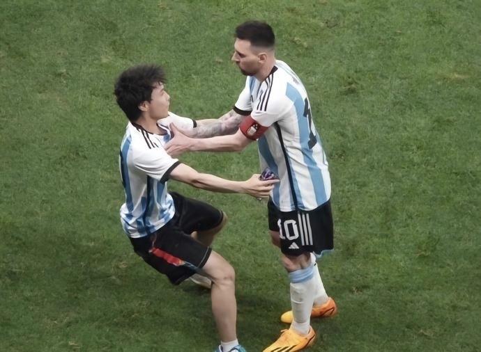 两极分化!球迷闯场抱梅西:犯错但很帅VS越界行为不该被吹捧