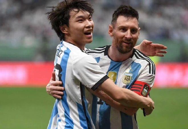 北京警方通报“球迷冲场拥抱梅西”:邸某某,18岁,已行拘