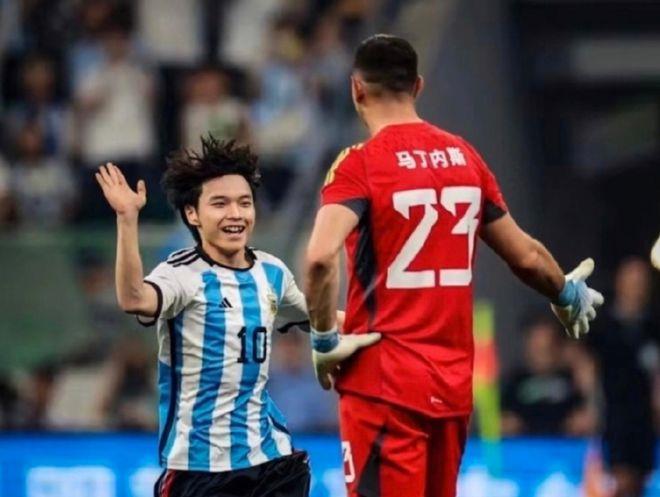 北京警方通报“球迷冲场拥抱梅西”:邸某某,18岁,已行拘