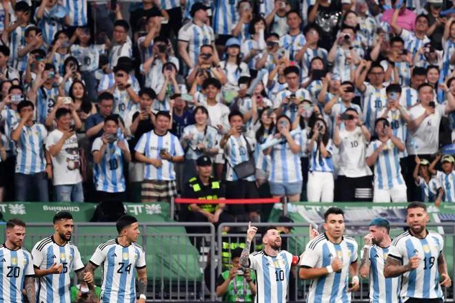 北京警方通报“球迷冲场拥抱梅西”:邸某某,18岁,已行拘