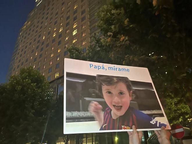 北京警方通报“球迷冲场拥抱梅西”:邸某某,18岁,已行拘