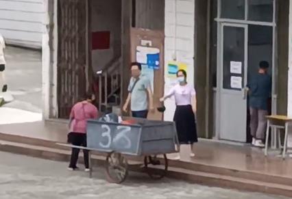 广东一职校老师扔掉学生百余份外卖引关注 教育局：校方出于食品安全考虑，已去实地调查