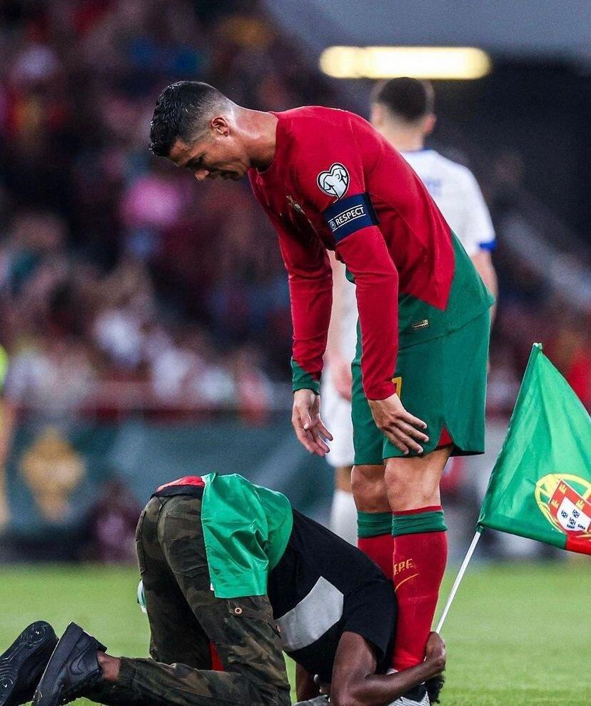 还原球迷冲场全过程：跪拜C罗举高高 一起做SIU 遭偶像摸头杀