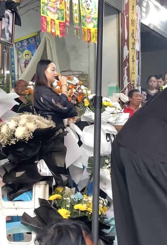 张恒远举办追悼会，毕夏崩溃大哭路都走不稳，被人搀扶着惹人心疼