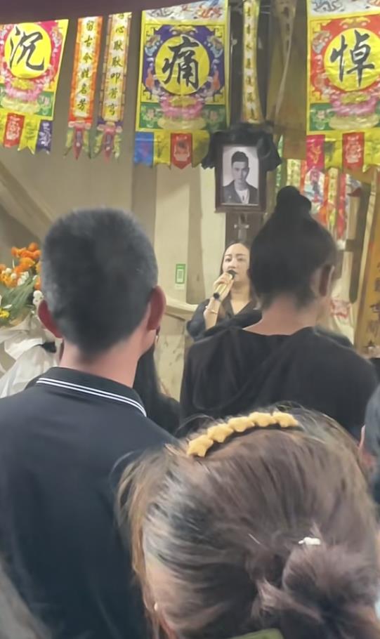 张恒远举办追悼会，毕夏崩溃大哭路都走不稳，被人搀扶着惹人心疼