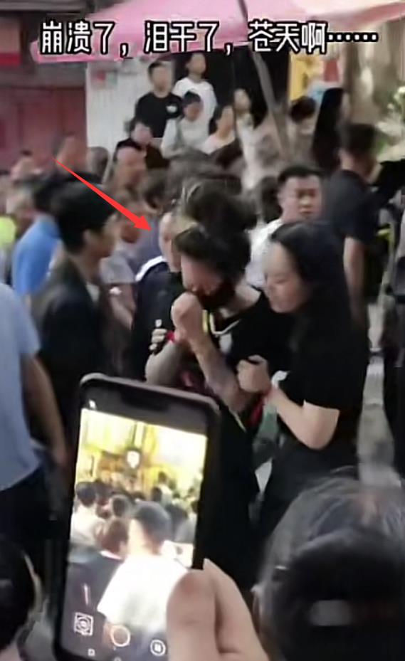 张恒远举办追悼会，毕夏崩溃大哭路都走不稳，被人搀扶着惹人心疼