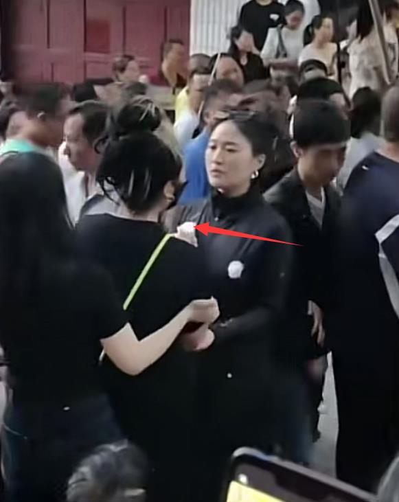 张恒远举办追悼会，毕夏崩溃大哭路都走不稳，被人搀扶着惹人心疼