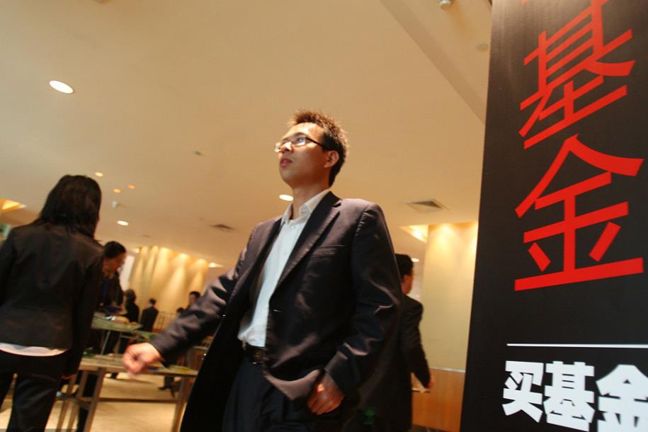 年轻人亏惨了！基金经理躺赚百万年终奖，新基金没人买了