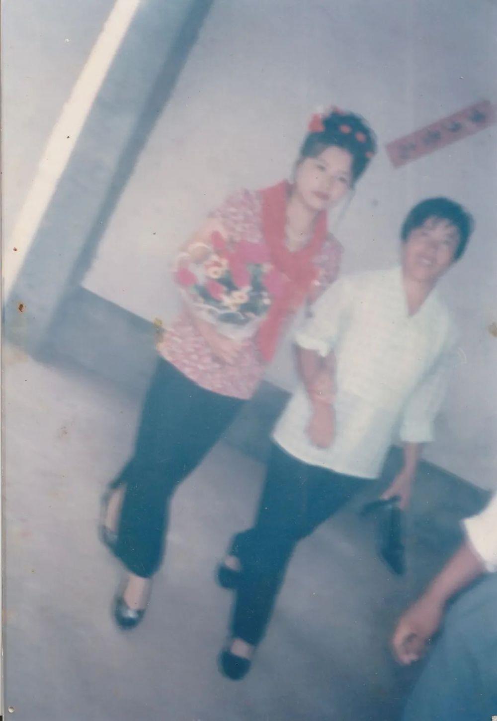 我发现了妈妈结婚前日记：称朋友出嫁是走向“坟墓”，自嘲天真已走远