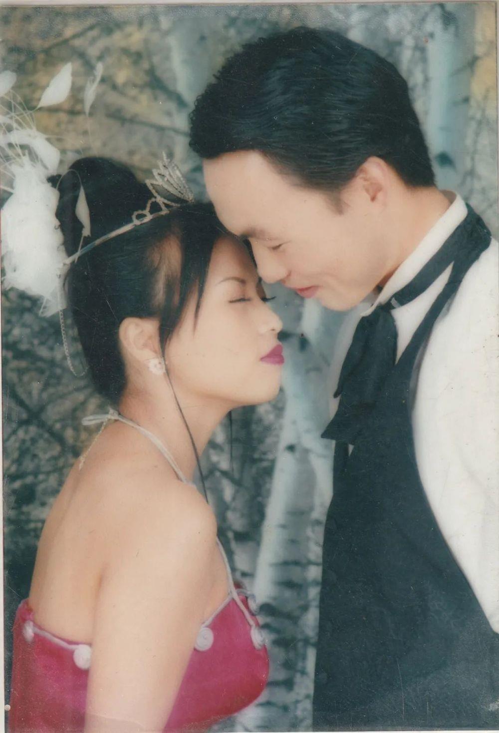 我发现了妈妈结婚前日记：称朋友出嫁是走向“坟墓”，自嘲天真已走远