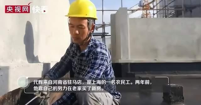 得知女儿考了100分，农民工父亲花18元买烧鸡庆祝：孩子争气，累点苦点也值得