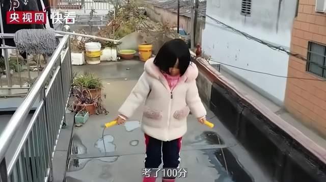 得知女儿考了100分，农民工父亲花18元买烧鸡庆祝：孩子争气，累点苦点也值得