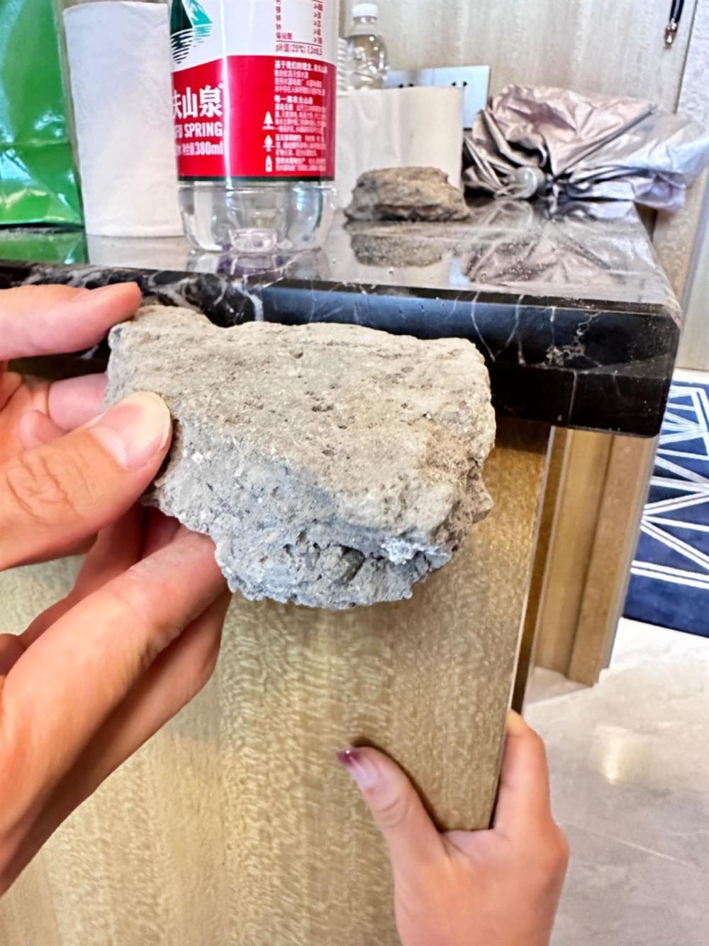 河南小兄妹从29楼通风管道口坠入地下室身亡，家属：事发地无警示标识