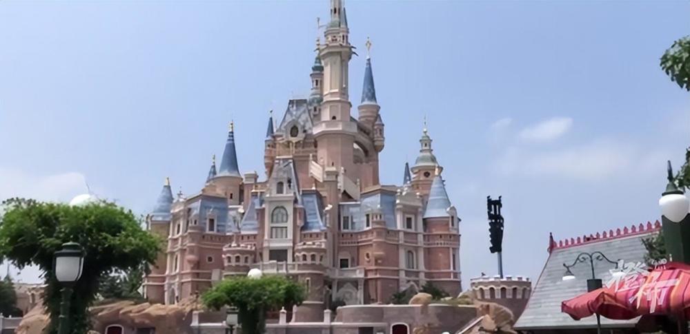 游客进入上海迪士尼又遇“翻包检查”，迪士尼工作人员：入园必须安检，部分食物不能入园