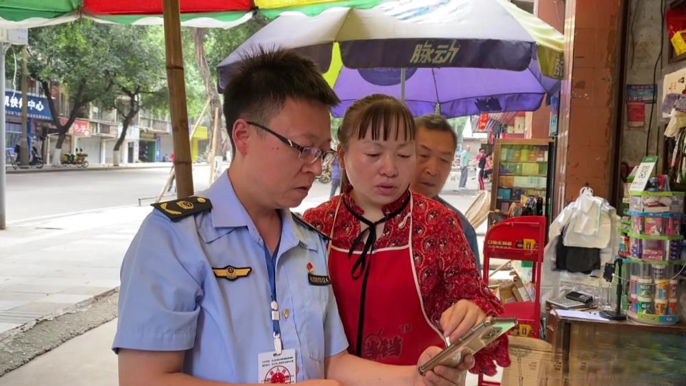 网友爆料在乐山买到“农夫山贼”矿泉水 警方回应：当事人图好耍转发，已被行拘