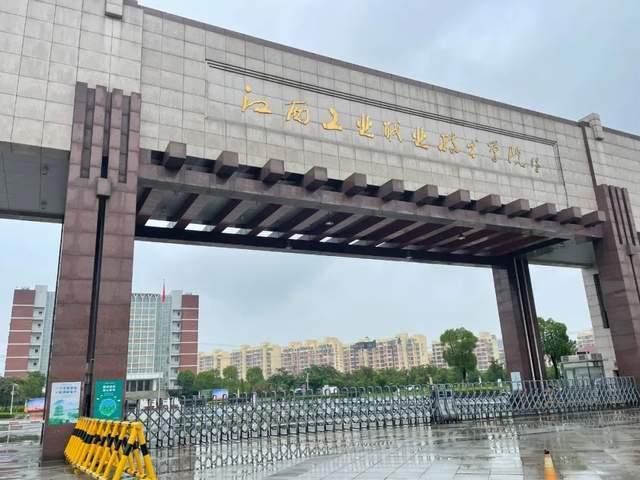 鼠头事件引高校餐饮圈震荡：租金变高，不让切西瓜和蔬菜